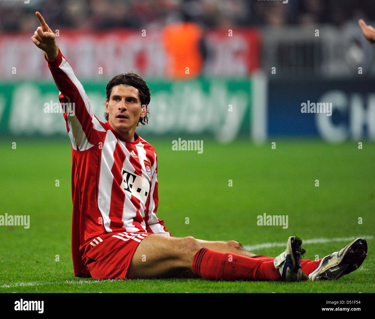 Münchner Mario Gomez sitzt auf dem Feld während der Champions League-Gruppe E-Spiel zwischen Bayern München und FC Basel in der Allianz Arena in München, 8. Dezember 2010. Foto: Marc Müller Stockfoto