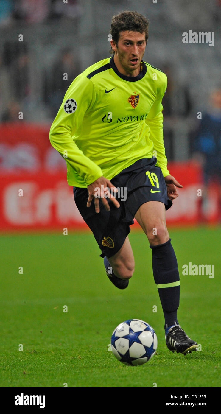Basler David Abraham steuert den Ball in der Champions League-Gruppe E-Spiel zwischen Bayern München und FC Basel in der Allianz Arena in München, 8. Dezember 2010. Foto: Marc Müller Stockfoto