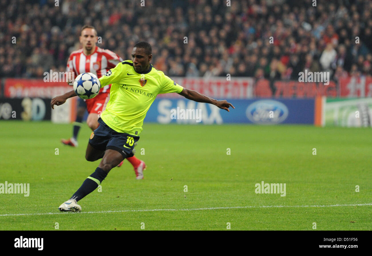 Basels Gilles Yapi schießt den Ball in der Champions League-Gruppe E-Spiel zwischen Bayern München und FC Basel in der Allianz Arena in München, 8. Dezember 2010. Foto: Marc Müller Stockfoto