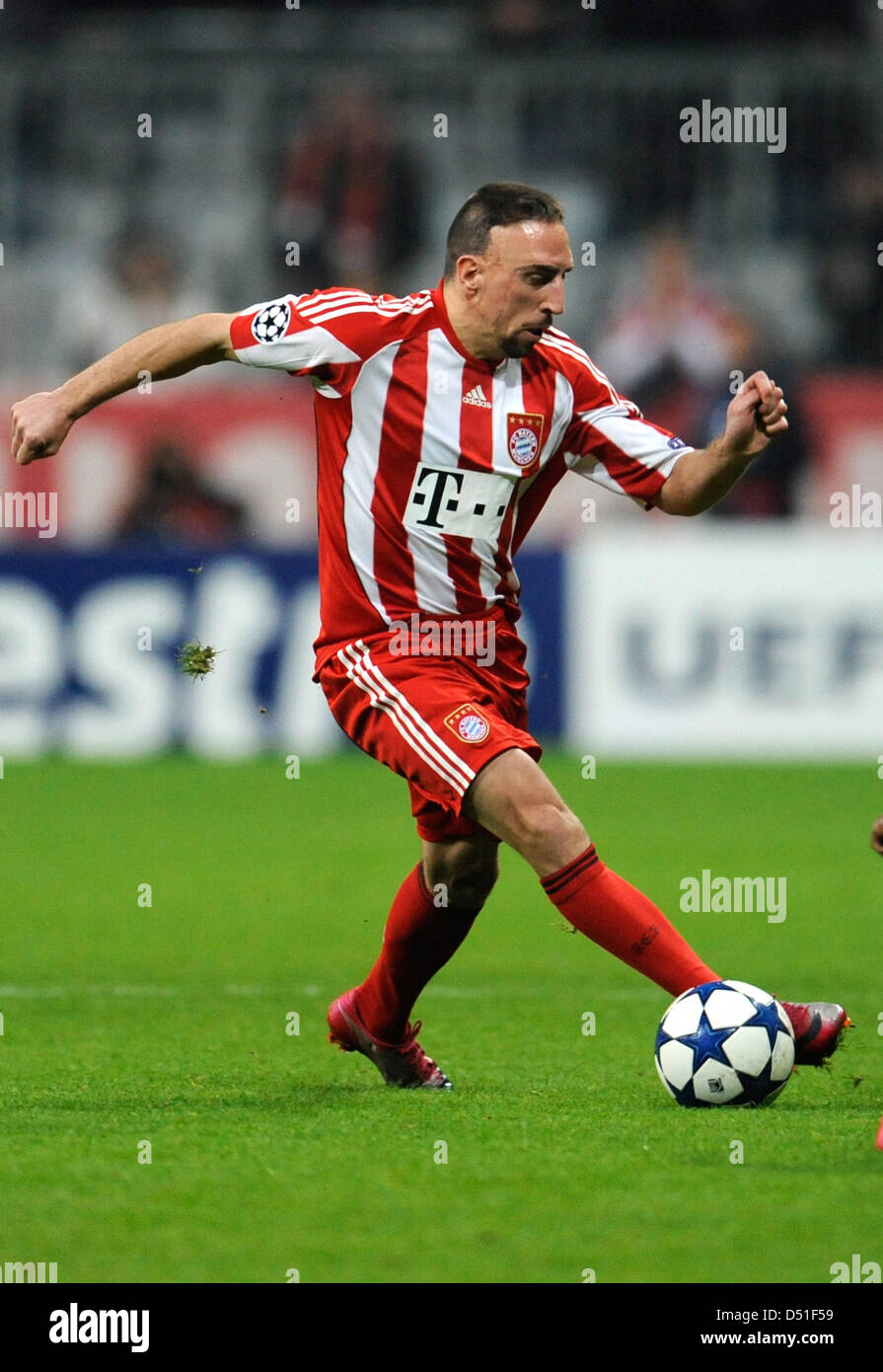Münchens Franck Ribery steuert den Ball während der UEFA Champions League-Gruppe E-Spiel zwischen Bayern München und FC Basel in der Allianz Arena in München, Deutschland, 8. Dezember 2010. München gewann das Spiel 3: 0. Foto: Andreas Gebert Stockfoto