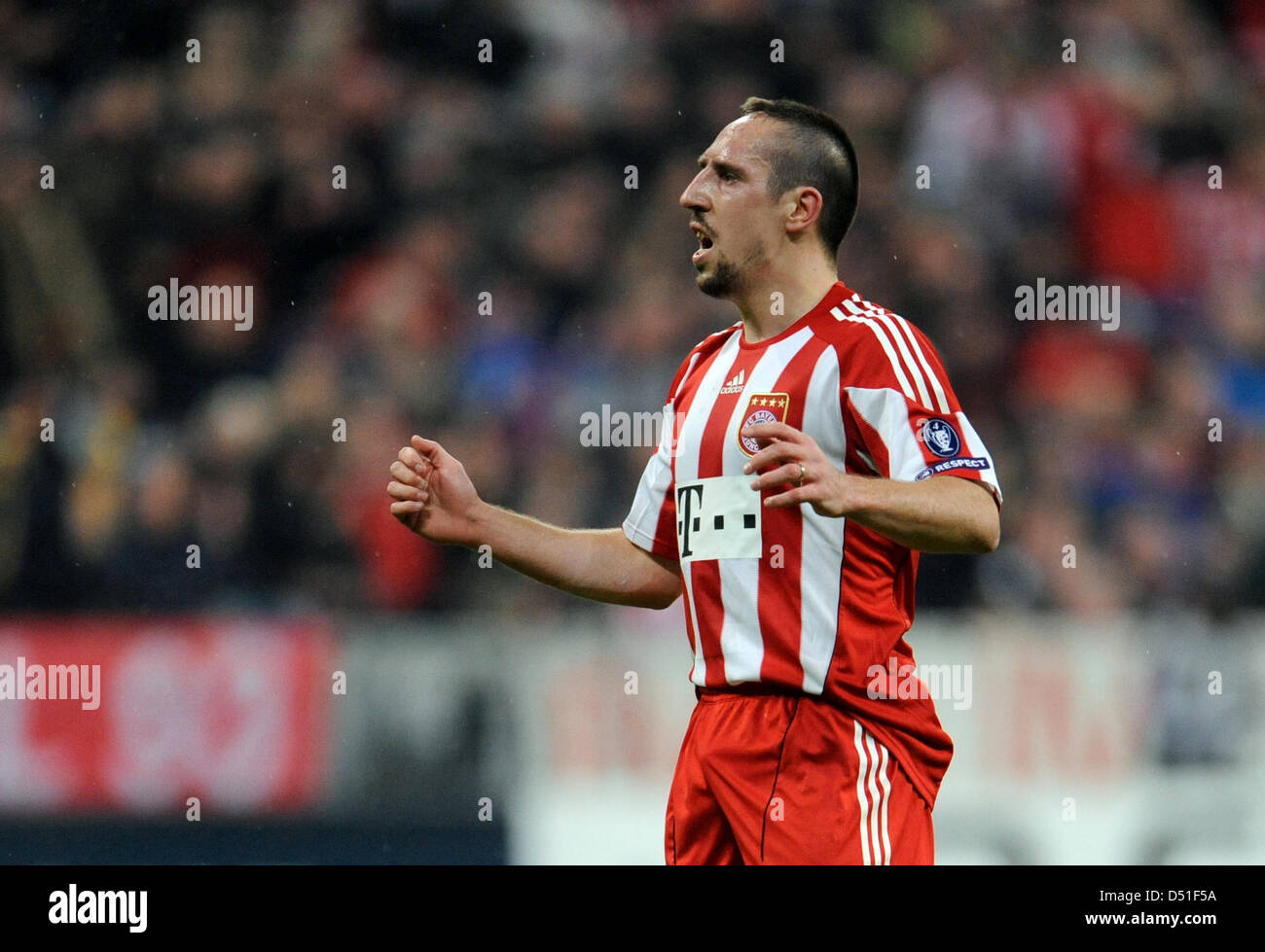 Münchens Franck Ribery Gesten nach fehlt eine Chance zum Tor in der UEFA Champions League-Gruppe E-match zwischen Bayern München und FC Basel in der Allianz Arena in München, Deutschland, 8. Dezember 2010. München gewann das Spiel 3: 0. Foto: Andreas Gebert Stockfoto
