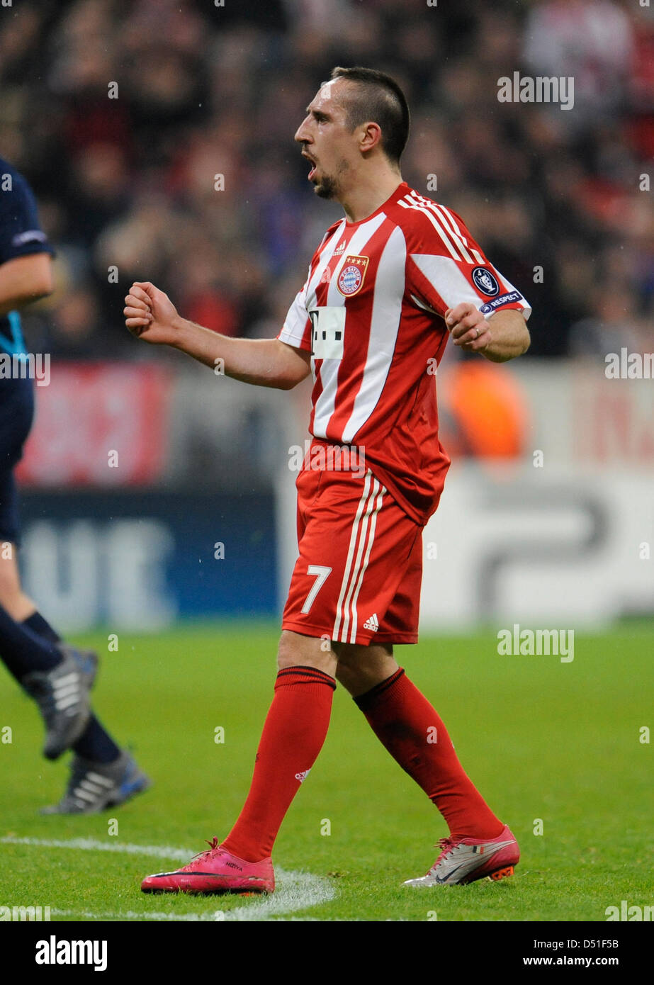 Münchens Franck Ribery Gesten nach fehlt eine Chance zum Tor in der UEFA Champions League-Gruppe E-match zwischen Bayern München und FC Basel in der Allianz Arena in München, Deutschland, 8. Dezember 2010. München gewann das Spiel 3: 0. Foto: Andreas Gebert Stockfoto