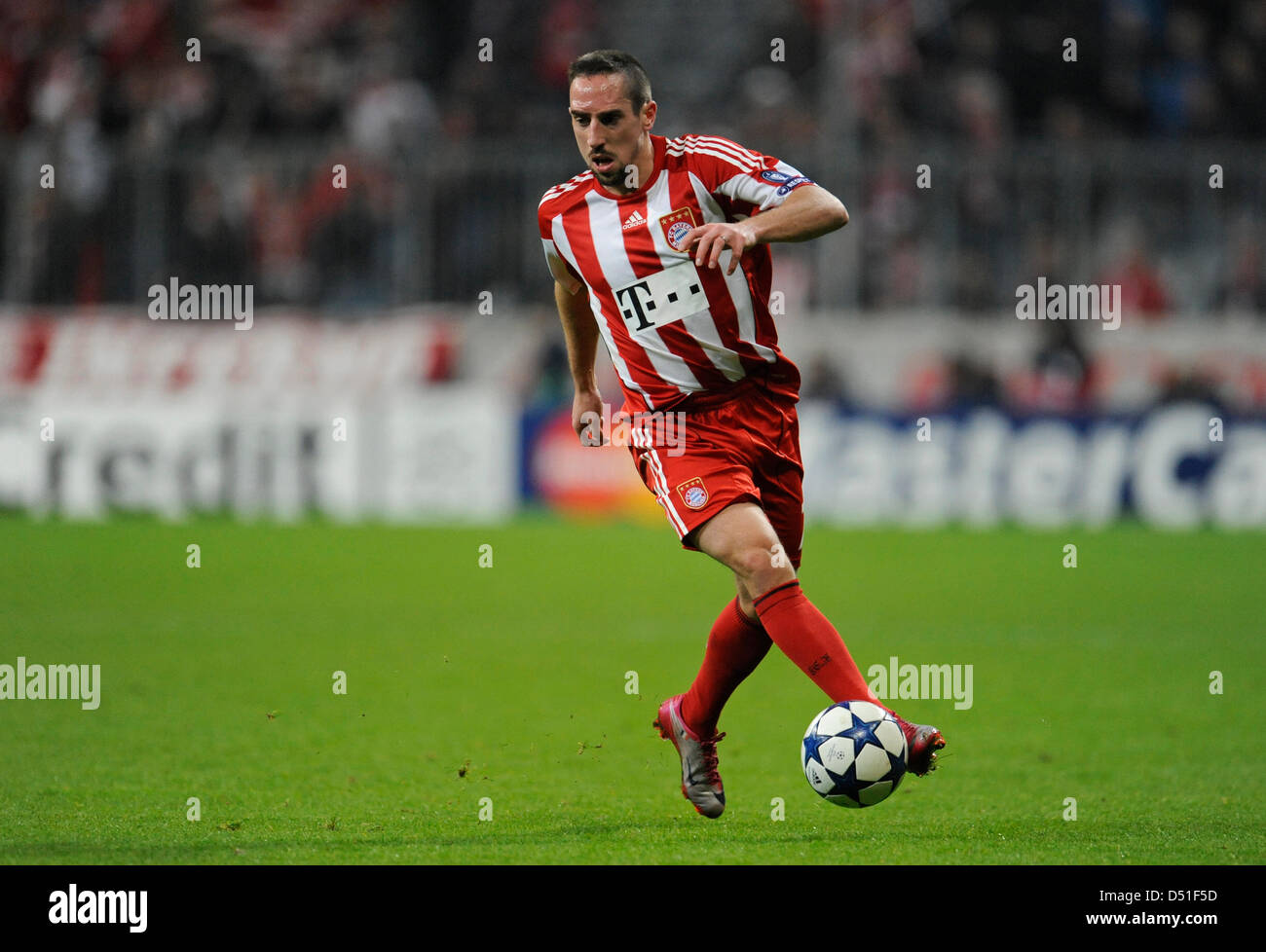 Münchens Franck Ribery steuert den Ball während der UEFA Champions League-Gruppe E-Spiel zwischen Bayern München und FC Basel in der Allianz Arena in München, Deutschland, 8. Dezember 2010. München gewann das Spiel 3: 0. Foto: Andreas Gebert Stockfoto