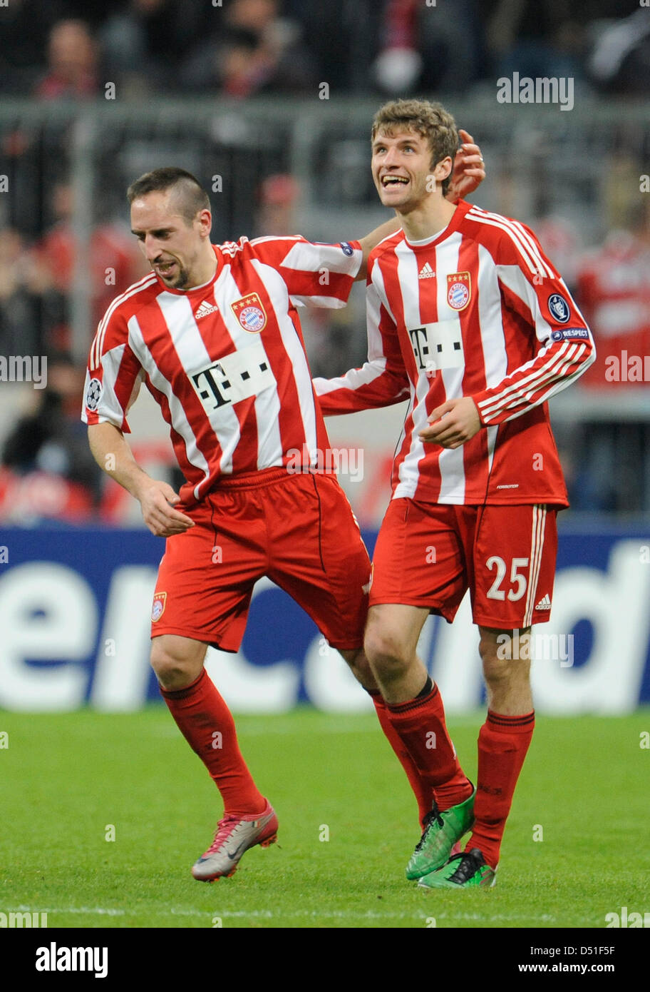 Münchens Franck Ribery (L) jubelt mit Thomas Mueller nach seinem 3-0 Tor in UEFA Champions League-Gruppe E Spiel zwischen Bayern München und FC Basel in der Allianz Arena in München, Deutschland, 8. Dezember 2010. München gewann das Spiel 3: 0. Foto: Andreas Gebert Stockfoto