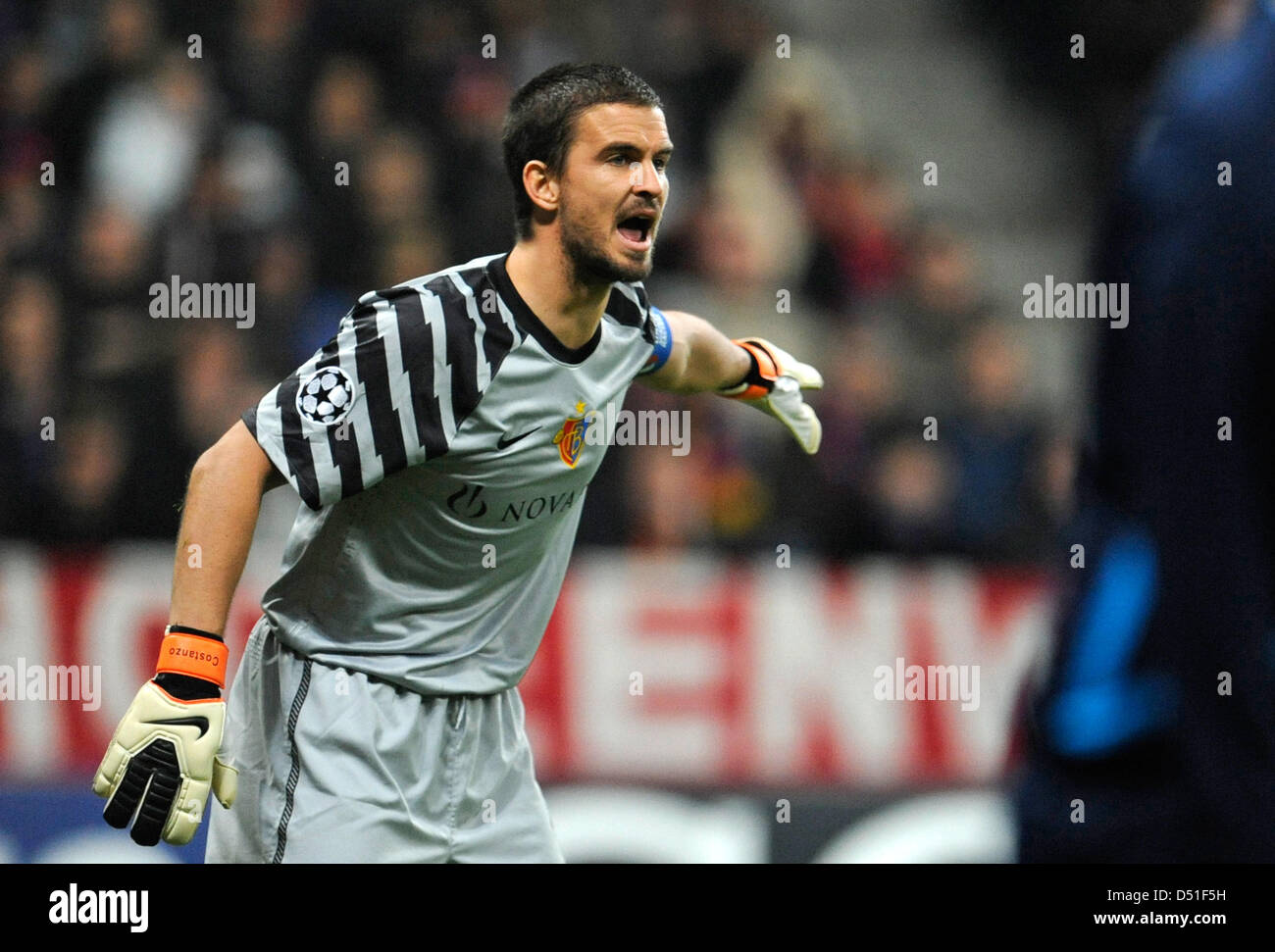 Basels Torhüter Franco Costanzo Gesten während der UEFA Champions League-Gruppe E-match zwischen Bayern München und FC Basel in der Allianz Arena in München, Deutschland, 8. Dezember 2010. München gewann das Spiel 3: 0. Foto: Andreas Gebert Stockfoto