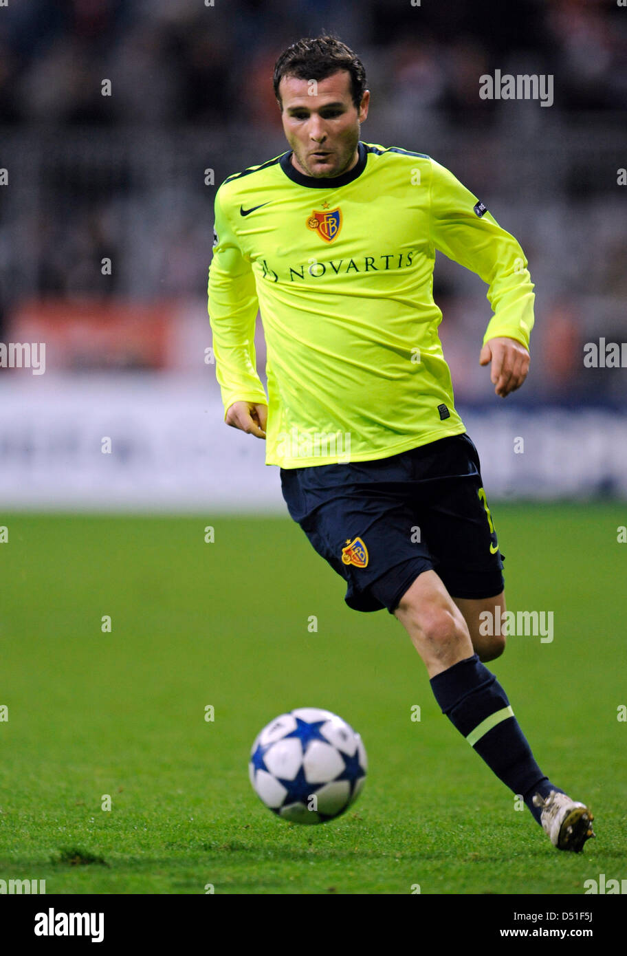 Basler Alexander Frei steuert den Ball während der UEFA Champions League-Gruppe E-Spiel zwischen Bayern München und FC Basel in der Allianz Arena in München, Deutschland, 8. Dezember 2010. München gewann das Spiel 3: 0. Foto: Andreas Gebert Stockfoto