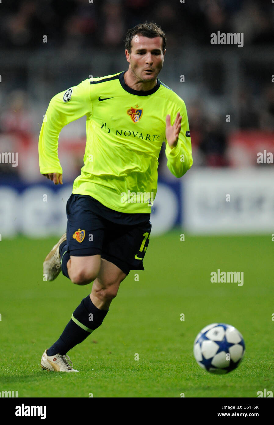 Basler Alexander Frei steuert den Ball während der UEFA Champions League-Gruppe E-Spiel zwischen Bayern München und FC Basel in der Allianz Arena in München, Deutschland, 8. Dezember 2010. München gewann das Spiel 3: 0. Foto: Andreas Gebert Stockfoto