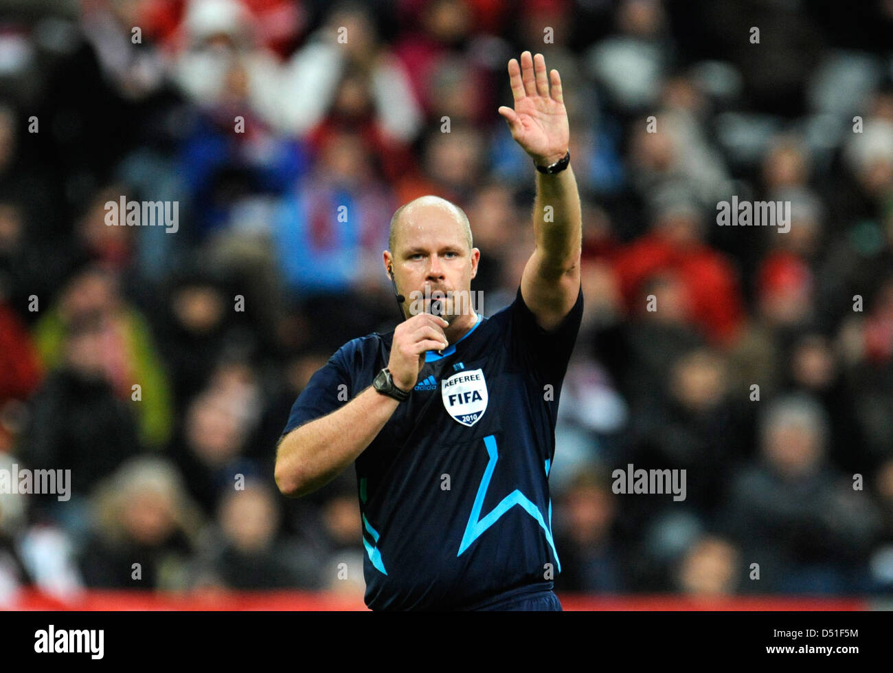 Schiedsrichter Martin Hansson Gesten während der UEFA Champions League-Gruppe E-Spiel zwischen Bayern München und FC Basel in der Allianz Arena in München, Deutschland, 8. Dezember 2010. München gewann das Spiel 3: 0. Foto: Andreas Gebert Stockfoto