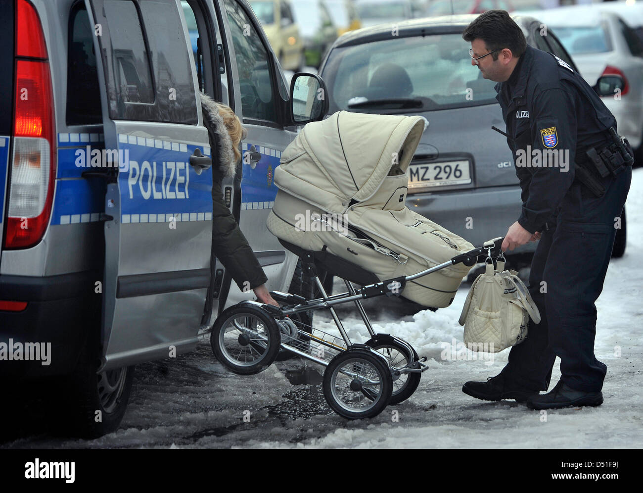 Polizisten legen Sie eine Peramulator des verschwundenen Babys in Frankfurt Main, Deutschland, 9. Dezember 2010. Das Baby ist nur wenige Stunden nach seiner Geburt verschwunden. Foto: Marius Becker Stockfoto