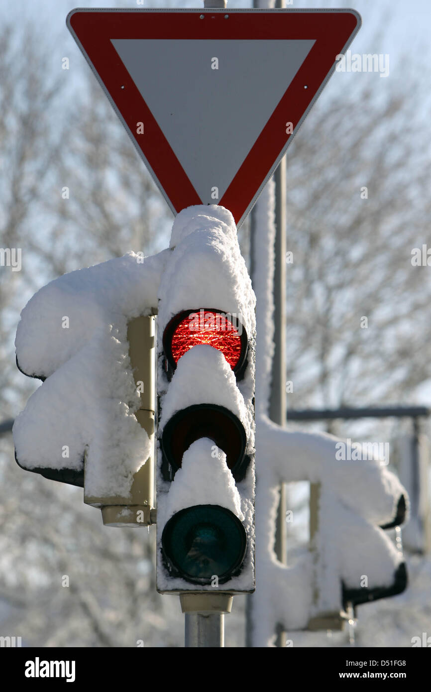 Eine Ampel in Nürnberg (Mittelfranken) ist bin Freitag (10.12.2010) Mit Einer Dicken Schneeschicht Bedeckt. Starke Schneefälle in der Nacht Zum Freitag Mit Über 20 Zentimeter Schnee, Haben in Franken Tscheche Für Erhebliche Verkehrsbehinderungen Gesorgt. Foto: Daniel Karmann Dpa/lby Stockfoto