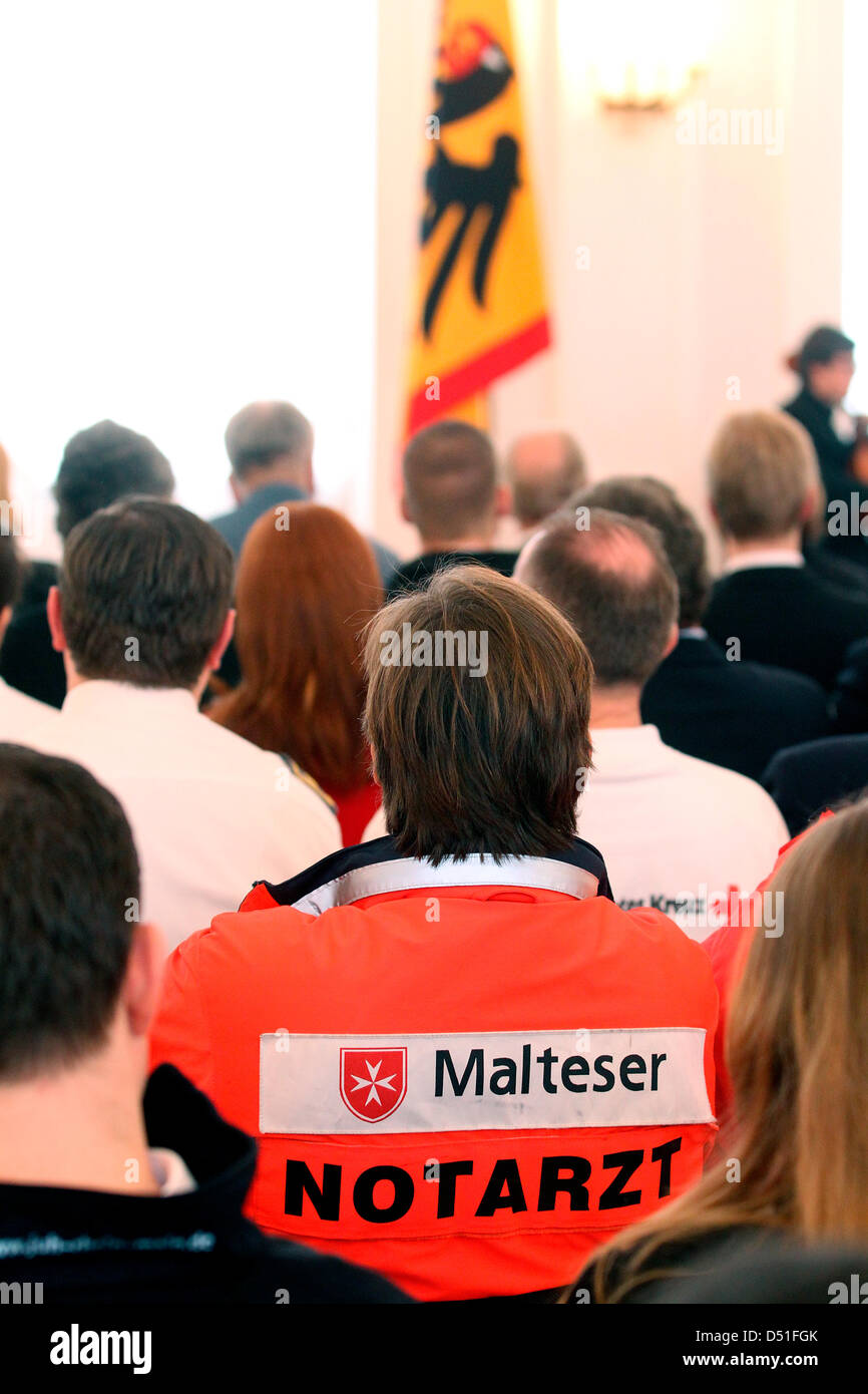 Bundespräsident Christian Wulff (versteckt) vergibt Loveparade Katastrophe Aids mit Zertifikaten der Anerkennung in Berlin, Deutschland, 10. Dezember 2010. Am 24. August 2010 21 Menschen starben, Hunderte wurden verletzt, während eine Massenpanik auf Love Parade Techno Music Festival. Foto: Wolfgang Kumm Stockfoto