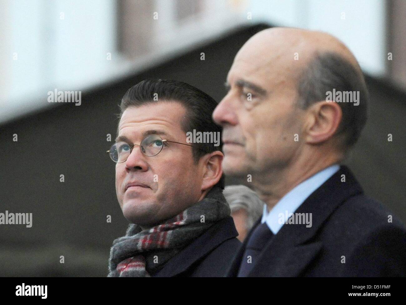 French Defence Minister Alain Juppe (R) und deutsche Verteidigung Minister Karl-Theodor Zu Guttenberg besuchen ein Appell der deutschen Truppen der deutsch-französischen Brigade in Straßburg, Frankreich, 10. Dezember 2010. 600 deutsche Soldaten der deutsch-französischen Brigade werden im französischen Illkirch-Graffenstaden stationiert zu bekommen. Foto: MARIJAN MURAT Stockfoto