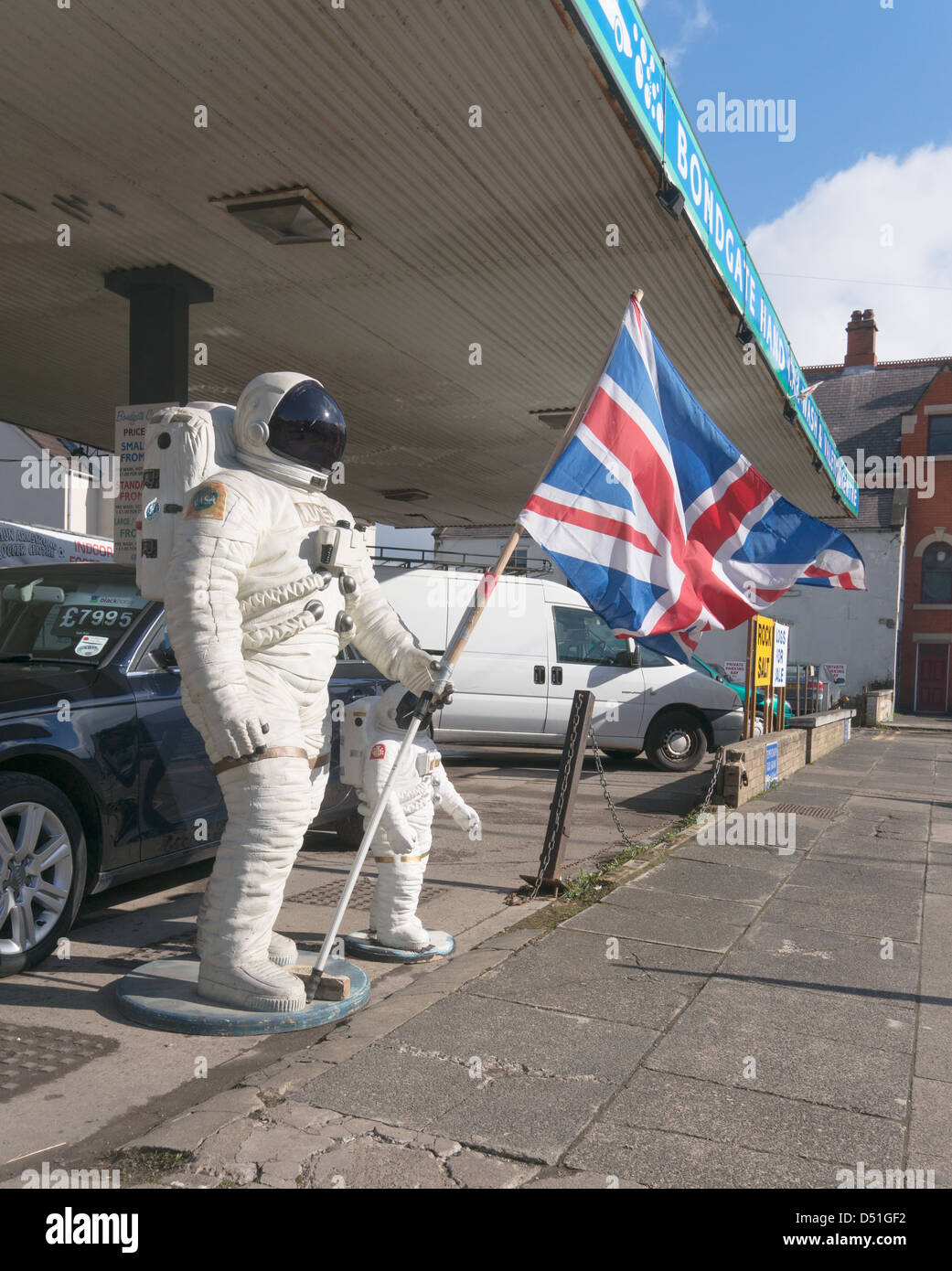 Astronaut Figuren mit der britischen Flagge am Auto-Waschanlagen in Bishop Auckland, Nord-Ost-England, UK Stockfoto