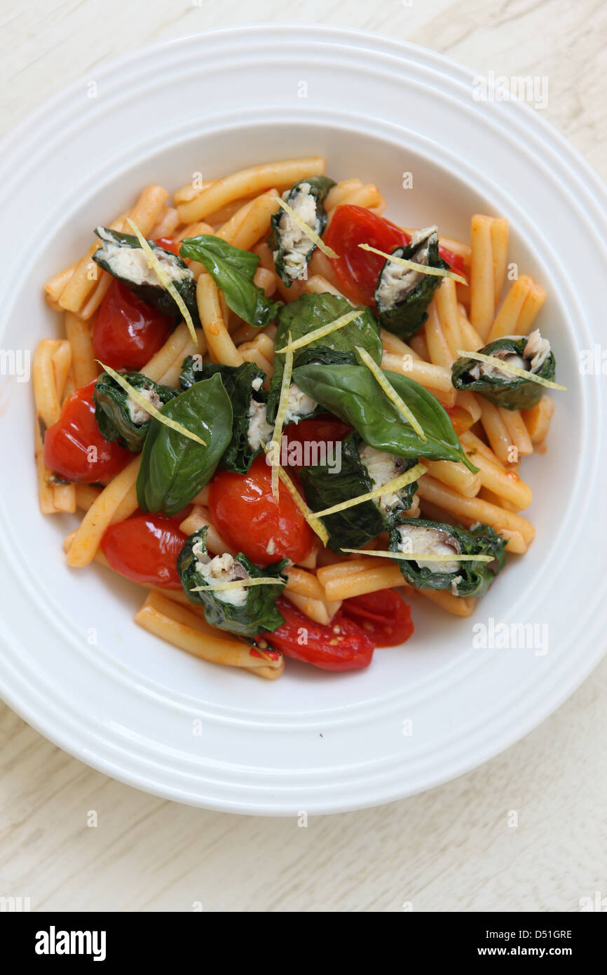 Tomaten-Pasta-Salat mit Fisch Stockfoto