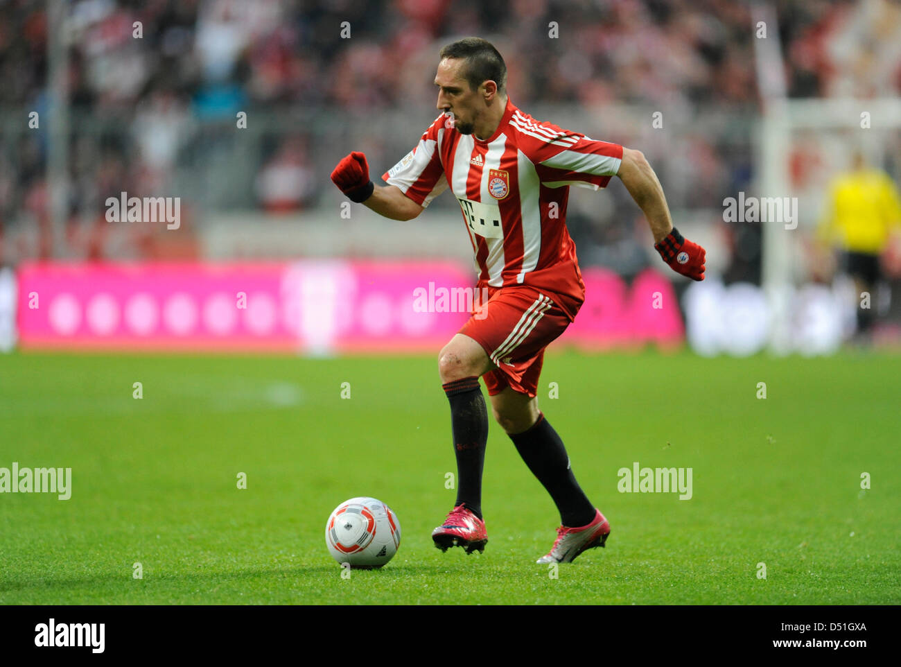 Franck Ribery spielt bei einem Champions League-Spiel des FC Bayern München gegen FC Basel in München, Deutschland, 8. Dezember 2010. Bayern gewann mit 3: 0. Foto: Andreas Gebert Stockfoto