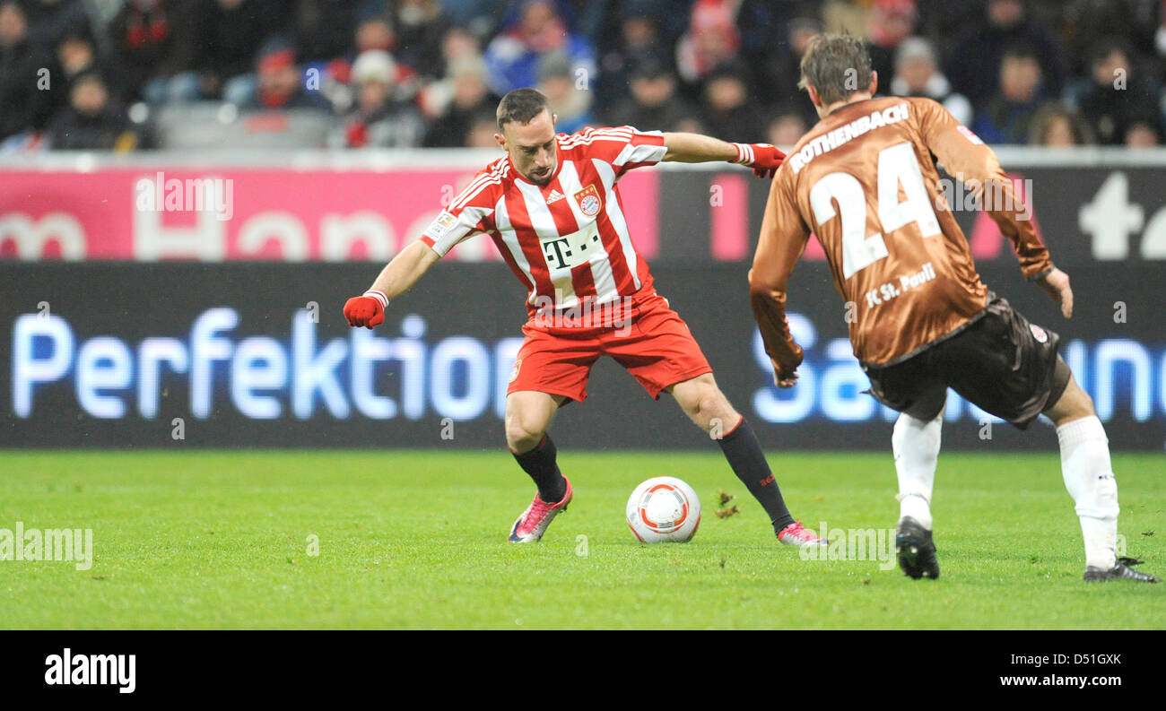 Franck Ribery (l) von München und Carsten Rothenbach Pauli spielen während einer Champions League-Spiel des FC Bayern München gegen FC Basel in München, Deutschland, 8. Dezember 2010. Bayern gewann mit 3: 0. Foto: Andreas Gebert Stockfoto