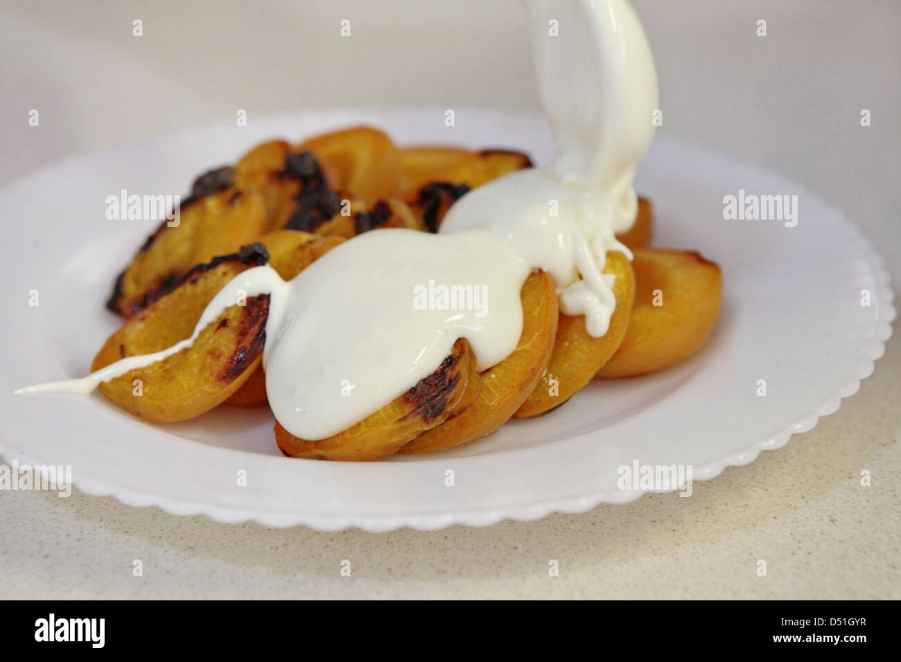 Gegrillte Pfirsiche mit Zabaione dessert Stockfoto