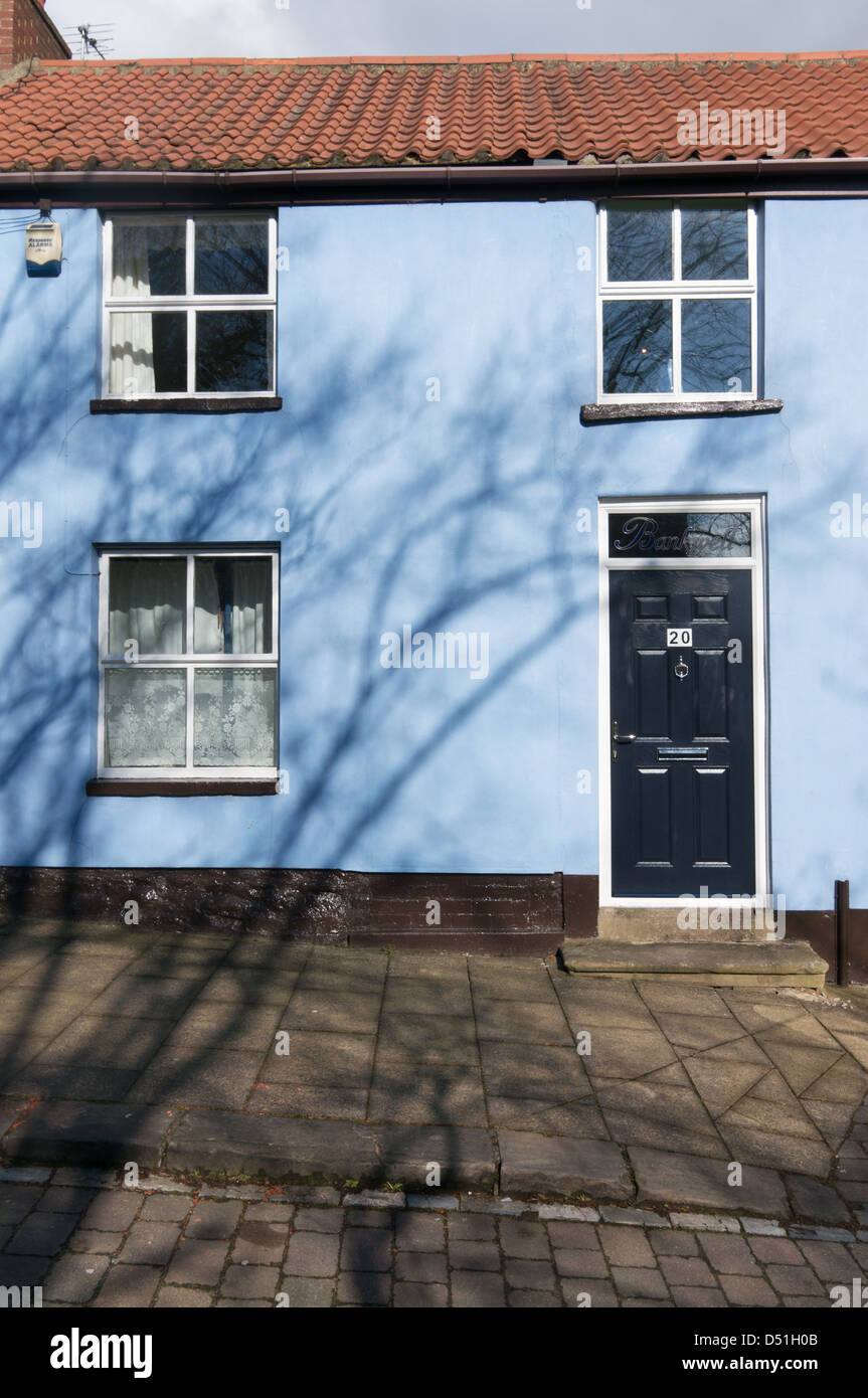 Blau gemalte Haus Bishop Auckland, Nord-Ost-England, UK Stockfoto