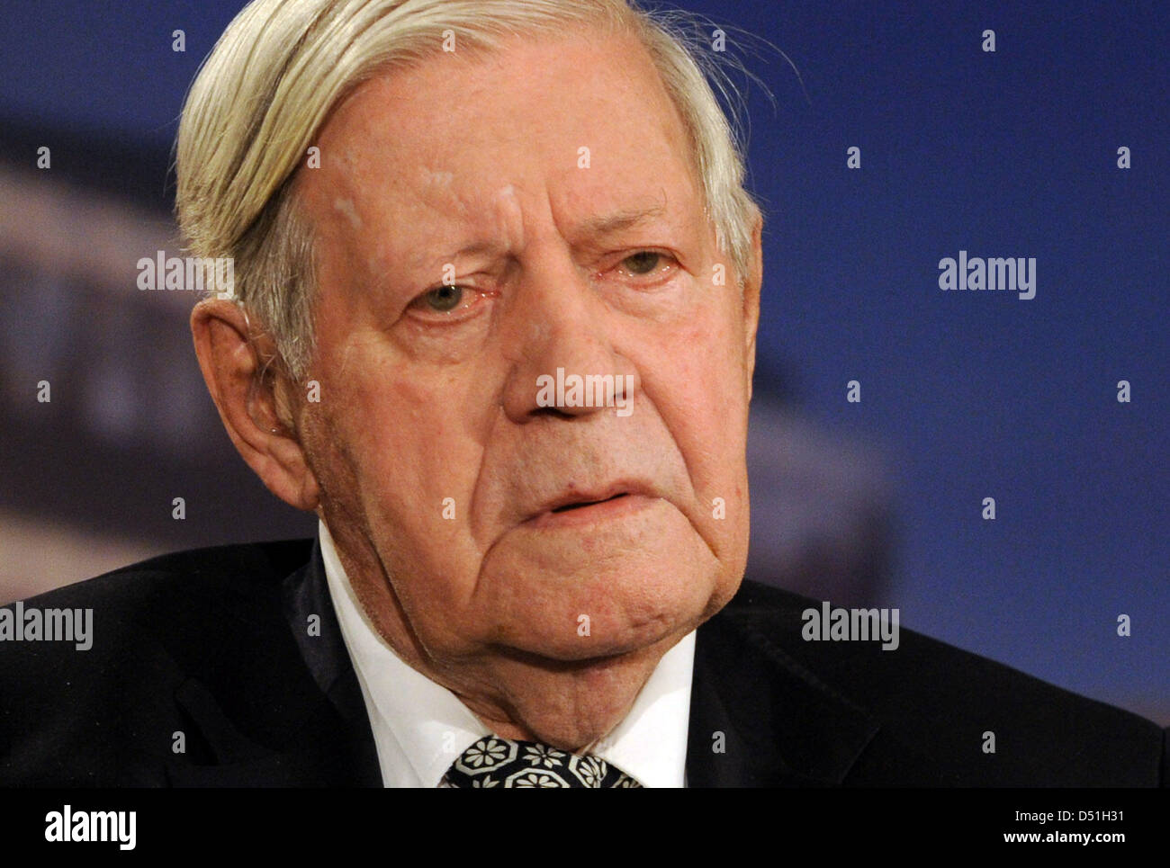 Ehemalige Bundeskanzler und Elder Statesman Helmut Schmidt während Aufzeichnung der TV-Talkshow "Menschen Bei Maischberger" in Hamburg, Deutschland, 14. Dezember 2010. Foto: ANGELIKA WARMUTH Stockfoto