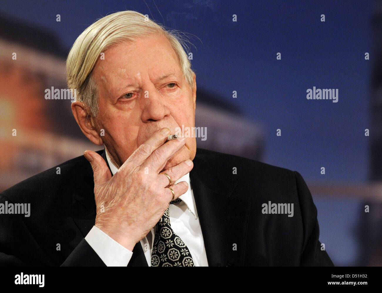 Ehemalige Bundeskanzler und Elder Statesman Helmut Schmidt raucht eine Zigarette während Aufzeichnung der TV-Talkshow "Menschen Bei Maischberger" in Hamburg, Deutschland, 14. Dezember 2010. Foto: ANGELIKA WARMUTH Stockfoto