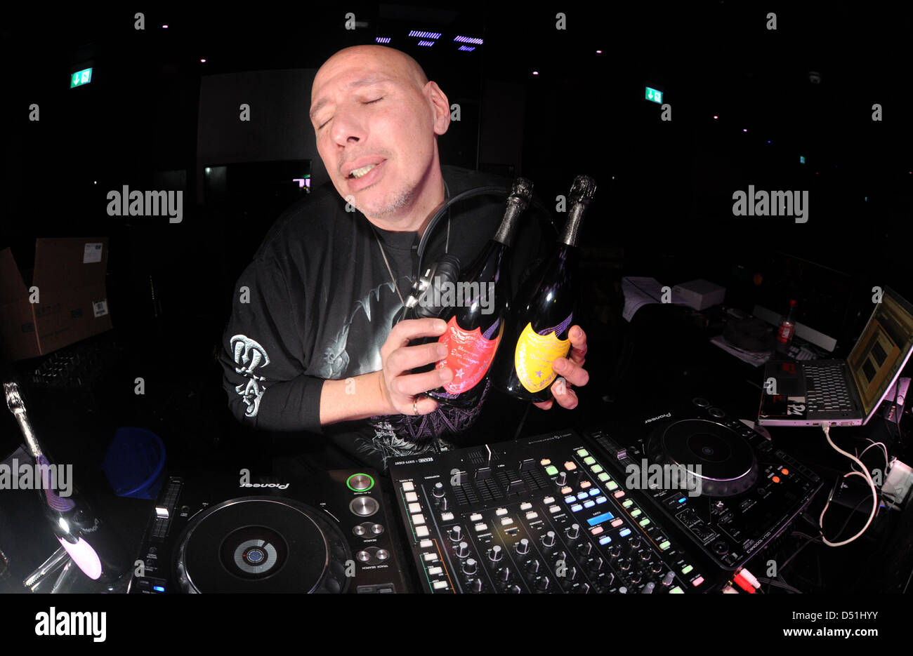 US-DJ Nicky Siano posiert in Diskothek P1 in München, Deutschland, 16. Dezember 2010. Siano war ein Bewohner im berühmten Studio 54. Foto: Felix Hoerhager Stockfoto