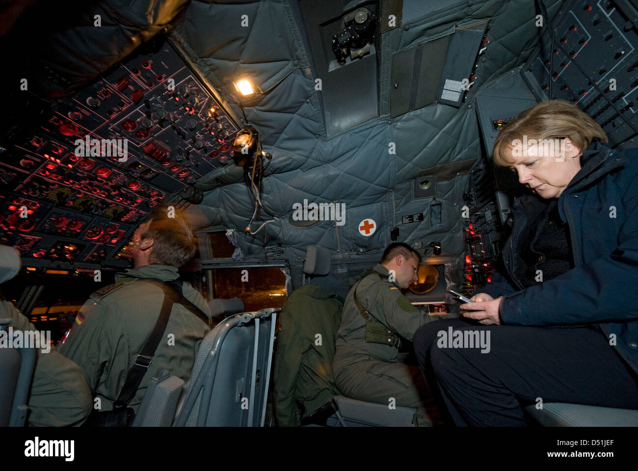 Kurz Bevor Sie aus Afghanistan Ausfliegt, Kontrolliert Bundeskanzlerin Angela Merkel bin Samstag (18.12.2010) Im Cockpit Einer Transall in Kunduz Ihre Sms. Merkel wegdrücken Kurz Vor grippalen Überraschend sterben Bundeswehrsoldaten in Afghanistan freu. Foto: Bundespresseamt/Steffen Kugler dpa Stockfoto