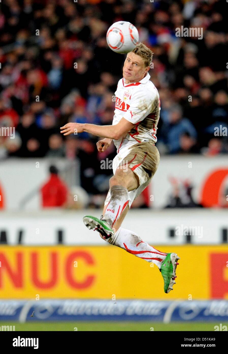 Der Stuttgarter Pavel Pogrebnyak steuert den Ball während der deutschen Bundesliga-Spiel VfB Stuttgart V FC Bayern München im Mercedes-Benz-Arena-Stadion in Stuttgart, Deutschland, 19. Dezember 2010. München besiegt Stuttgart mit 5: 3. Foto: Bernd Weissbrod Stockfoto