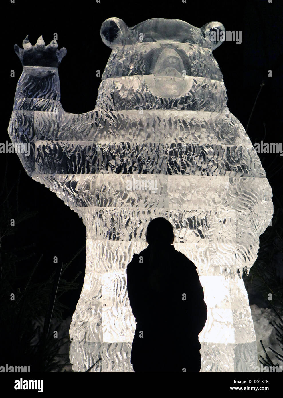 Die ersten Gäste kommen an der Eis-Skulpturenausstellung im Freizeitpark Karls in Roevershagen, Deutschland, 21. Dezember 2010. Die Ausstellung wird am 25. Dezember 2010 offiziell eröffnet. Foto: Bernd Wuestneck Stockfoto