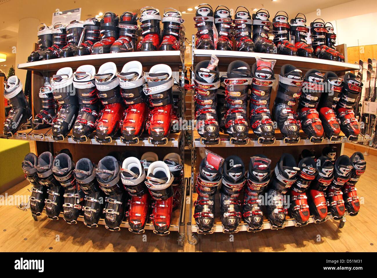 Winter-Sportartikel stehen zum Verkauf im Kaufhaus Karstadt in Leipzig, Deutschland, 7. Dezember 2010. Foto: Jan Woitas Stockfoto