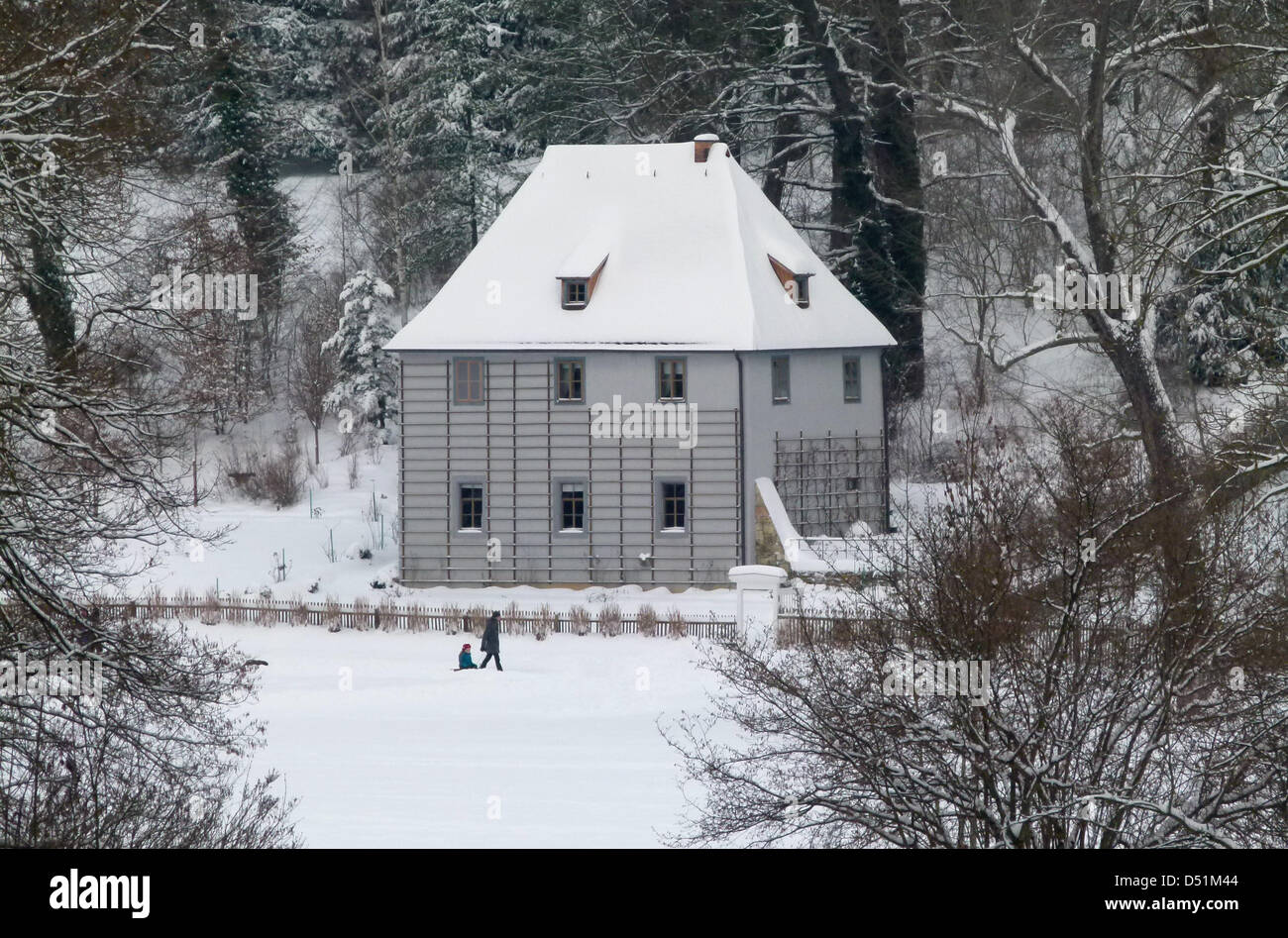 Kinderwagen Fuß durch einen verschneiten Park an der Ilm, vorbei an den historischen Gartenhaus Deutschland Autor, Dramatiker und Dichter Johann Wolfgang von Goethe in Weimar, Deutschland, 25. Dezember 2010. Foto: Soeren Stache Stockfoto