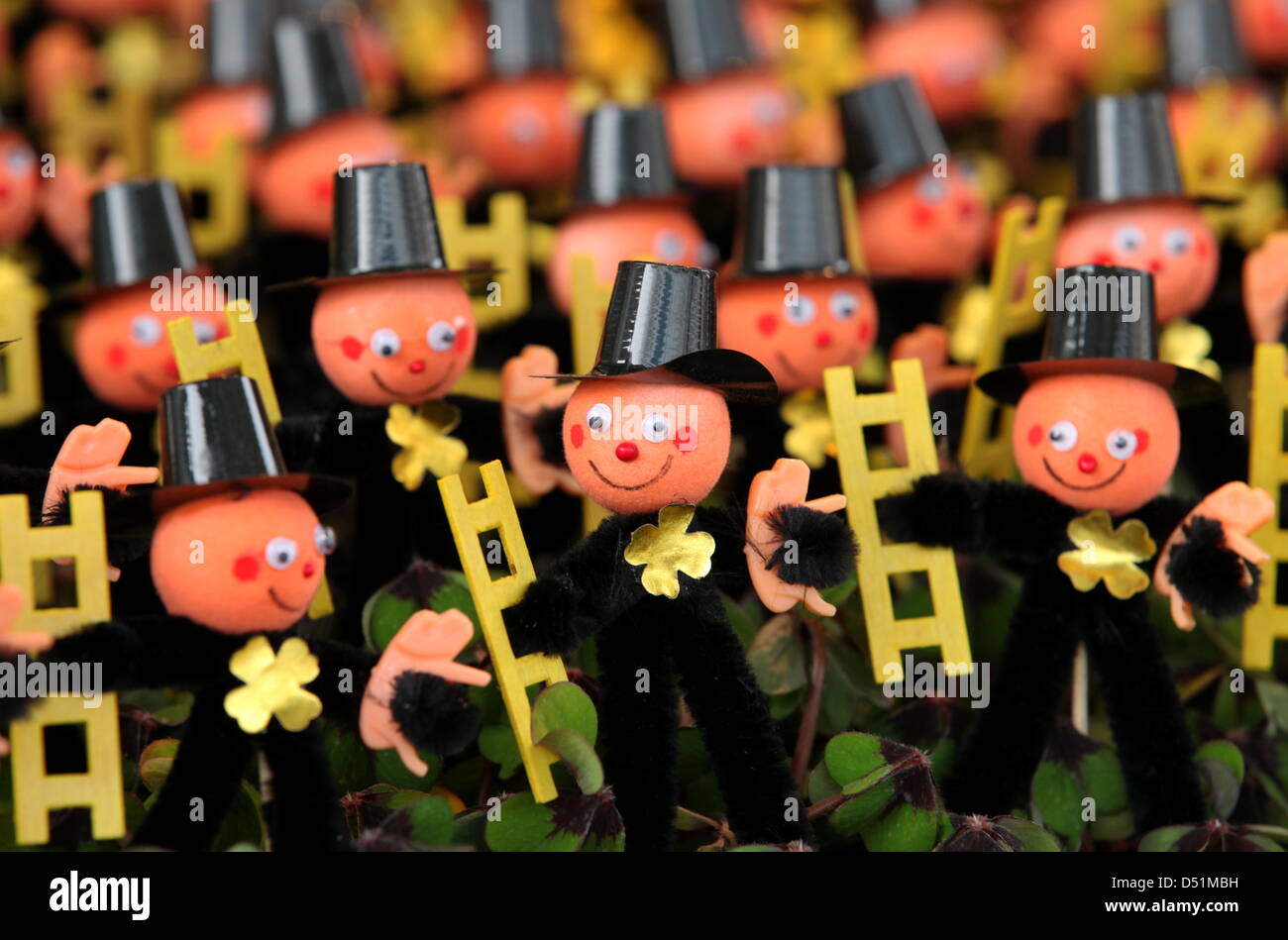 Kleine Chimney Sweeper Figuren stehen zur Verfügung auf einem Markt in Düsseldorf, Deutschland, 27. Dezember 2010. Gilt der Schornsteinfeger als Glücksbringer an der Wende des Jahres. Foto: Martin Gerten Stockfoto