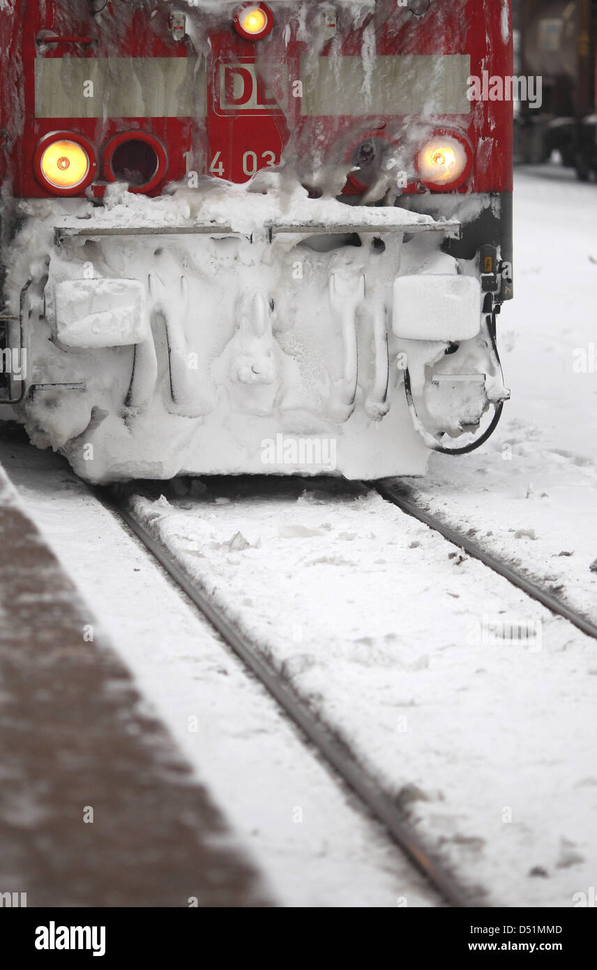 Ein Regionalzug mit Eis auf der Vorderseite verlässt den Hauptbahnhof Magdeburg, Deutschland, 29. Dezember 2010. Passagiere müssen mit Verzögerungen rechnen. Foto: Jens Wolf Stockfoto