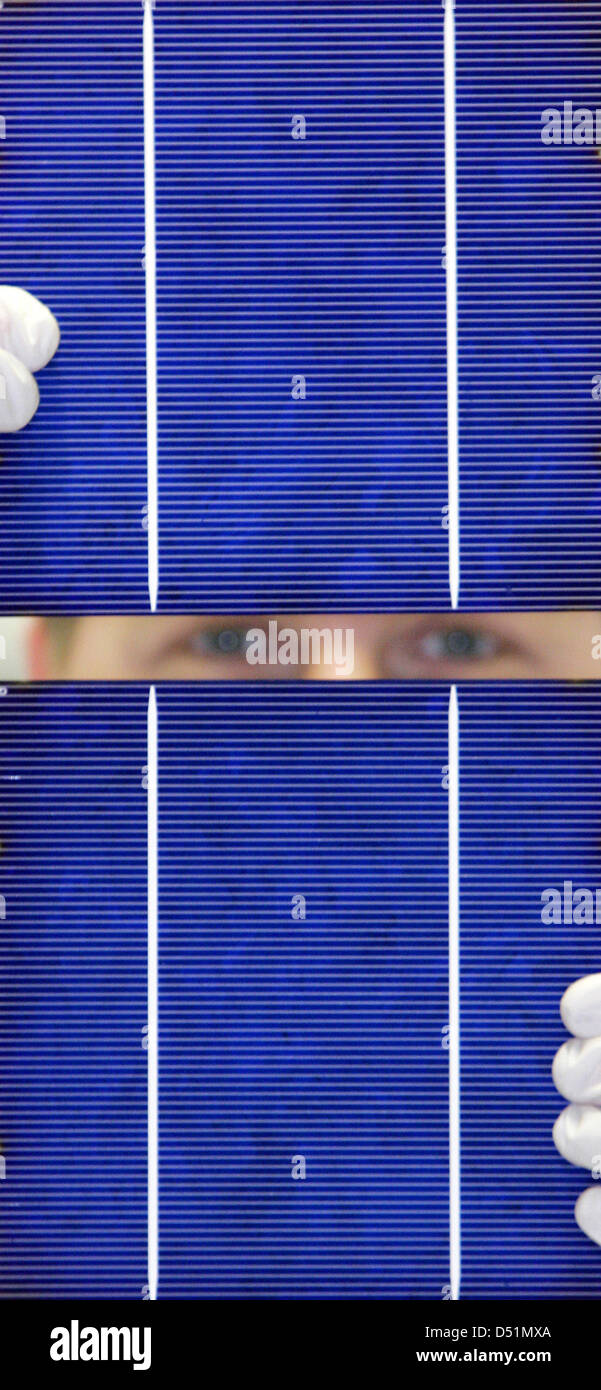 (Dpa Datei) - ein Datei Bild, datiert 5. Februar 2007, zeigt ein Mitglied des Personals, die Inspektion ein zwei Sonnenkollektoren Beofre Verpackung in der Produktionsstätte von Soalr-Panel-Hersteller Q-Cells in Thalheim bei Bitterfeld, Deutschland, 5 Februar 2007. Nach einem Boom im Bereich solar-Geschäft im Jahr 2010 Experten jetzt glauben, dass die Preise in der solar-Branche im Jahr 2011 einen Sektor ablehnen könnte welche h Stockfoto