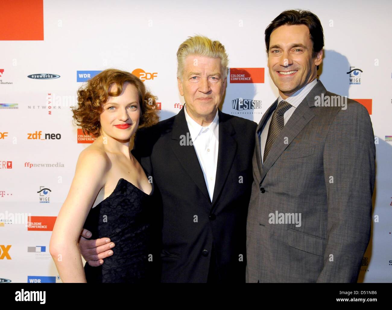 US-Schauspieler Elisabeth Moss (L) und Jon Hamm (R) und US-Regisseur David Lynch besuchen einen Workshop der internationalen Film- und Fernsehfestivals "Cologne Conference" in Köln, Deutschland, 1. Oktober 2010. Foto: Horst Galuschka Stockfoto