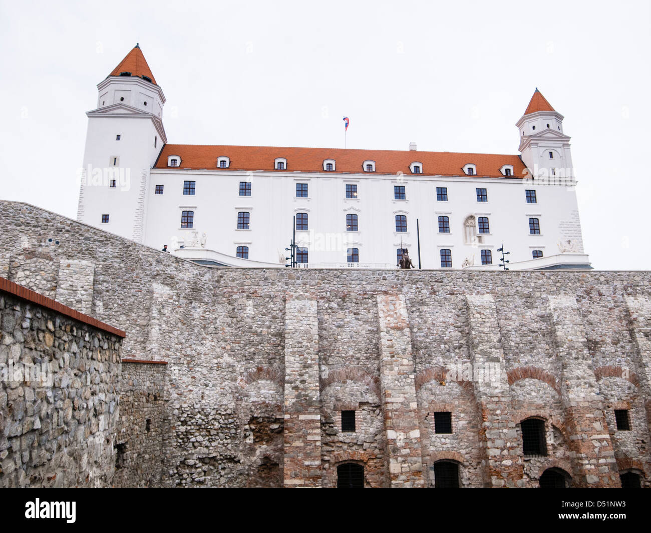 Burg von Bratislava im bewölkten Tag mit weißen Himmel Stockfoto