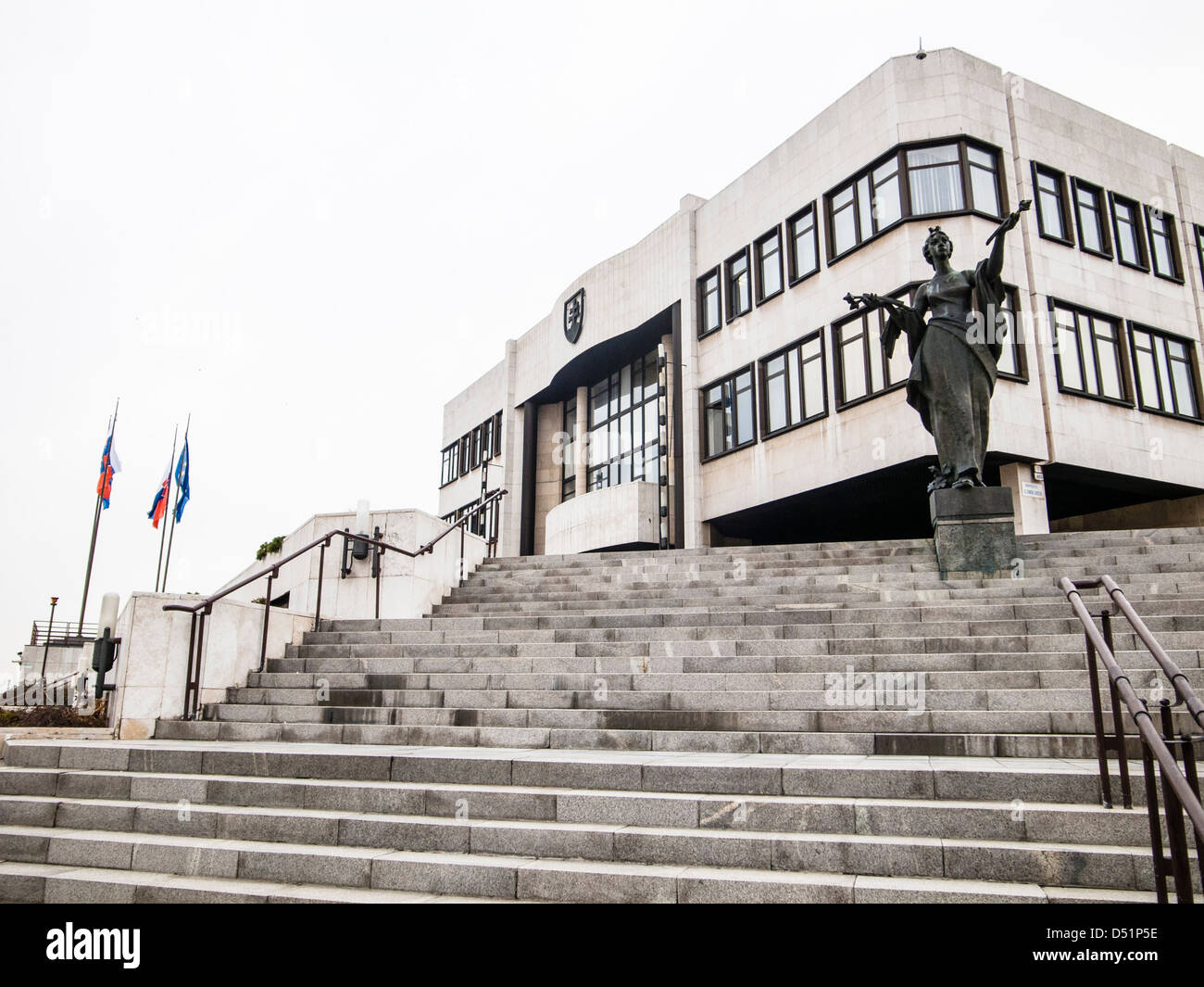 Parlament der Slowakei im bewölkten Tag mit einem fiesen Statue und weißen Himmel Stockfoto