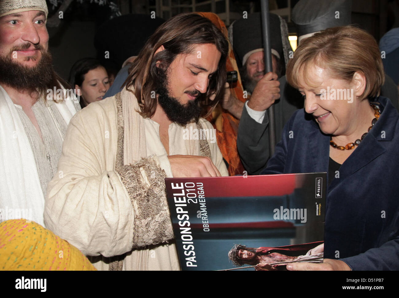 Bundeskanzlerin Angela Merkel besucht die Oberammergauer Passionsspiele und spricht auf der Bühne zusammen mit Jesus Enactor Frederik Mayett (L) in Oberammergau, Deutschland, 25. September 2010. Für die Veranstaltung werden etwa 500 000 Besucher erwartet. Foto: Johannes Simon Stockfoto