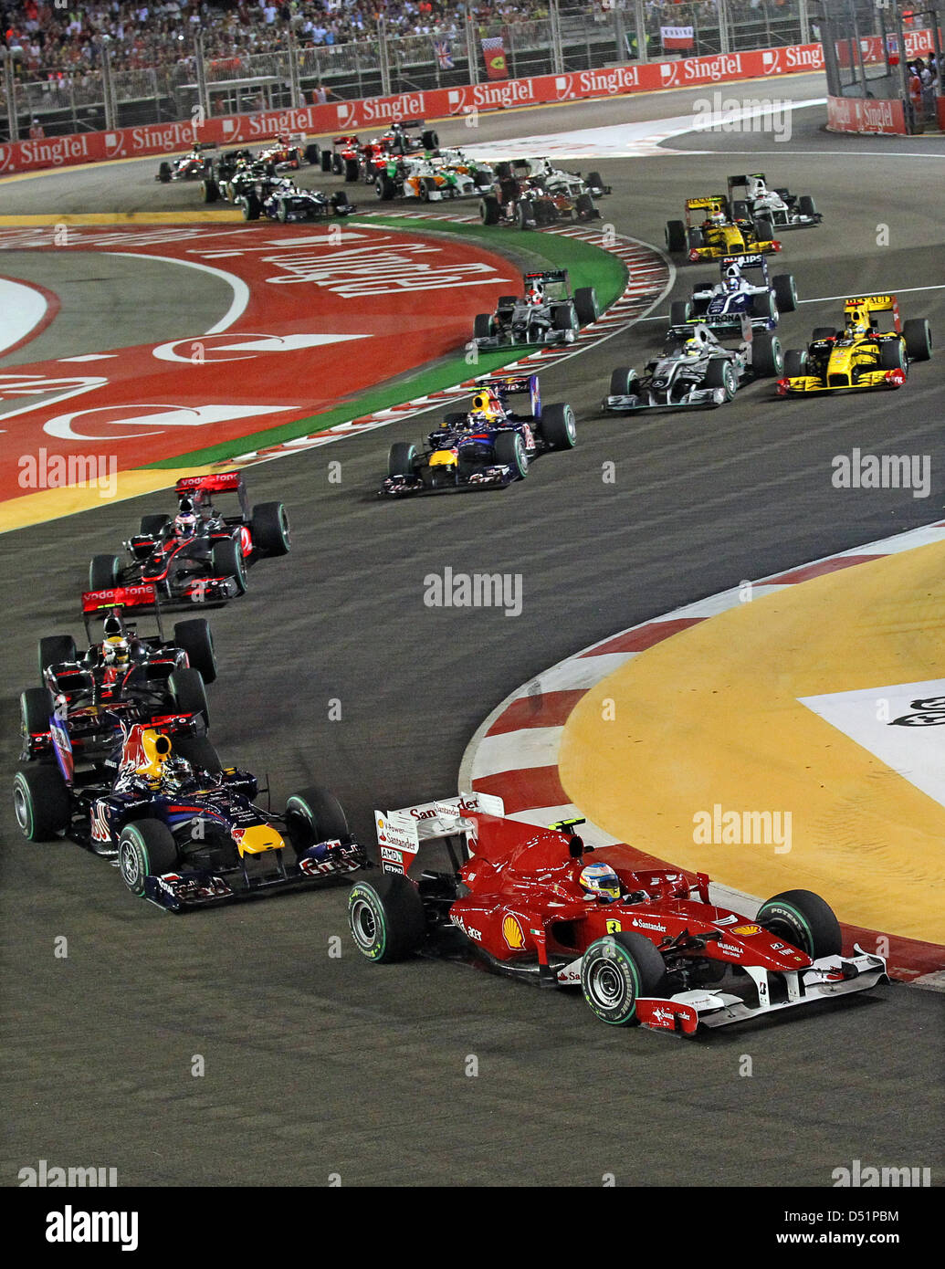 Spanischen Formel-1-Fahrer Fernando Alonso Ferrari-Team übernimmt die Führung nach dem Start des Grand Prix von Singapur auf dem Marina Bay Street Circuit in Singapur, 26. September 2010. Foto: Jan Woitas Stockfoto