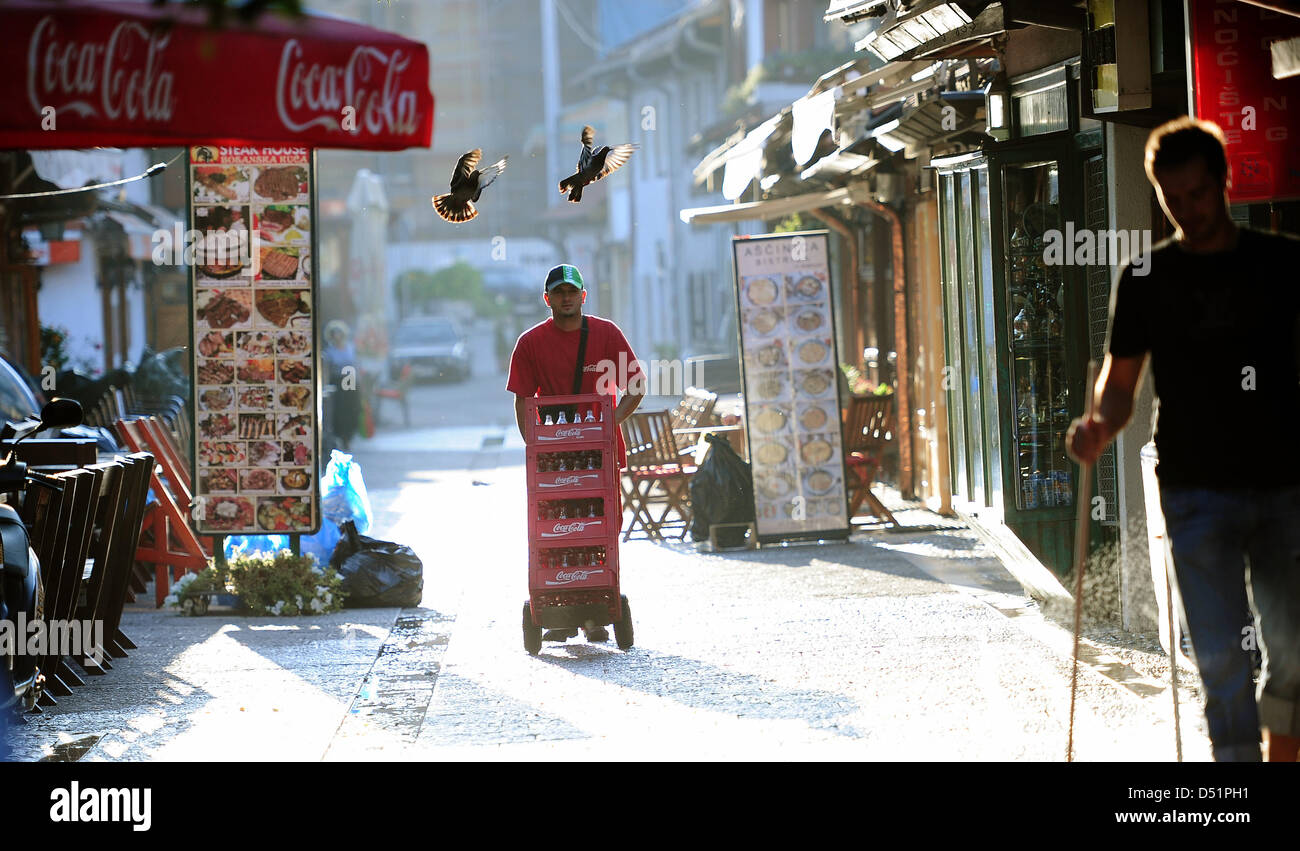 (Datei) - ein Datei-Bild datiert 27. August 2010 zeigt eine Straße in der Altstadt im Zentrum von Sarajevo, Bosnien und Herzegowina. 3. Oktober 2010 werden neue Wahlen in Bosnien und Herzegowina für viele Parlamente und das Staatsoberhaupt. Aber es gibt nicht viel Hoffnung auf ein Ende der selbst auferlegten Trägheit. Die Politiker stehen im Widerspruch zu einander aber bleibt an der macht trotzdem als m Stockfoto