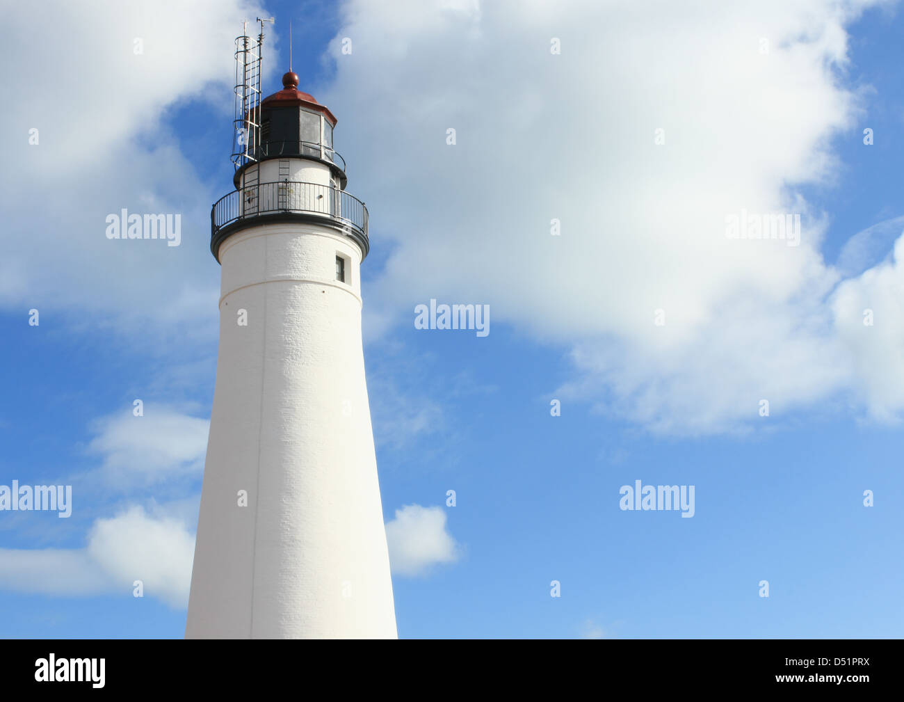 Wunderschönen Leuchtturm blauer Himmel im Hintergrund. Stockfoto