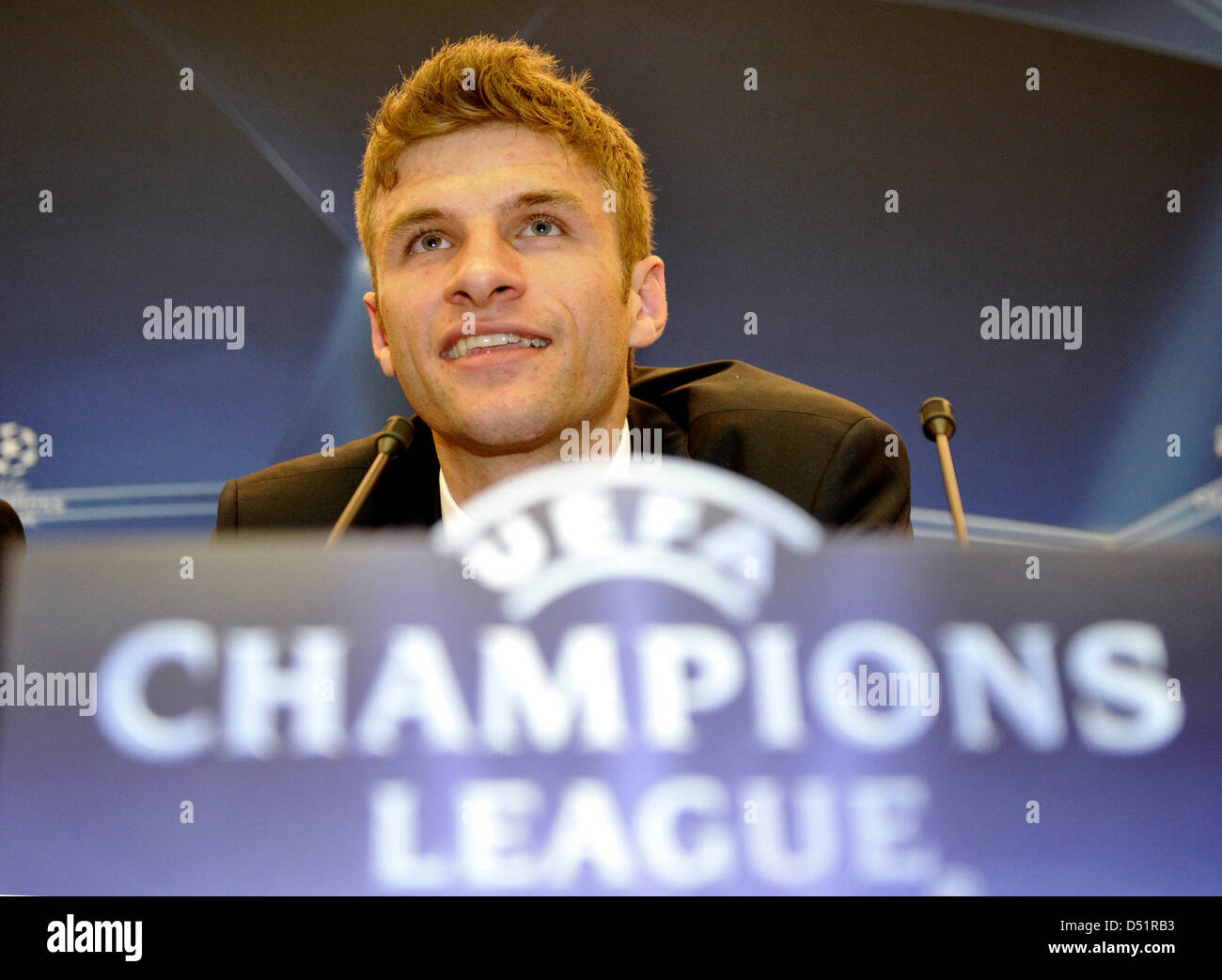 Bayern Thomas Mueller spricht während einer Pressekonferenz in Basel, Schweiz, 27. September 2010. FC Bayern München wird der FC Basel in der UEFA Champions League-Gruppenspiel E am 28. September stellen. Foto MARC MUELLER Stockfoto