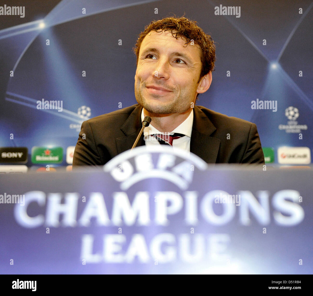 Bayerns Mark van Bommel spricht während einer Pressekonferenz in Basel, Schweiz, 27. September 2010. FC Bayern München wird der FC Basel in der UEFA Champions League-Gruppenspiel E am 28. September stellen. Foto MARC MUELLER Stockfoto