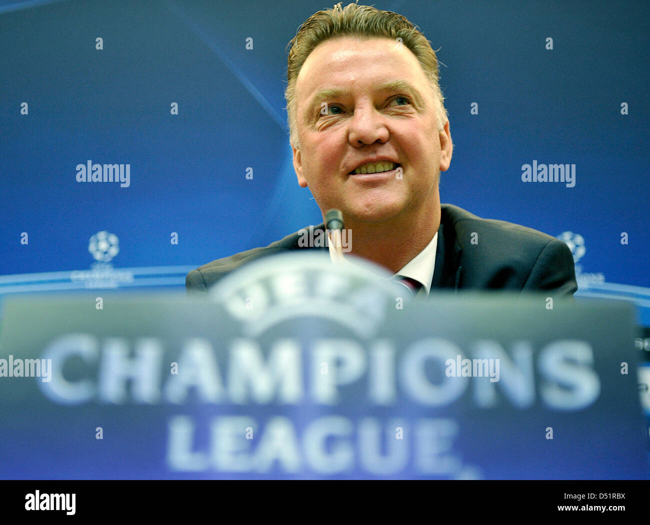 Bayern Trainer Louis van Gaal spricht während einer Pressekonferenz in Basel, Schweiz, 27. September 2010. FC Bayern München wird der FC Basel in der UEFA Champions League-Gruppenspiel E am 28. September stellen. Foto MARC MUELLER Stockfoto