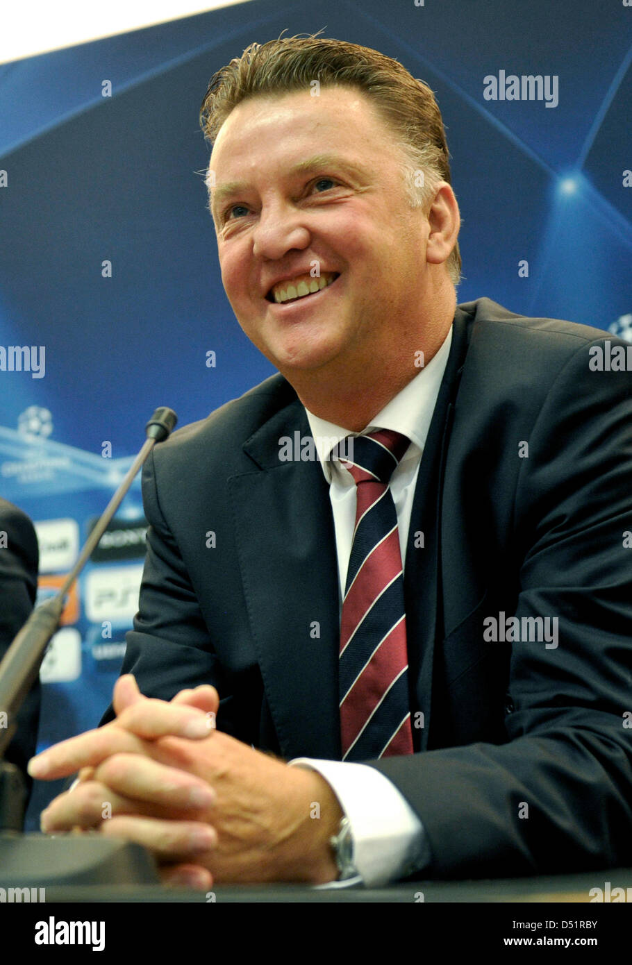 Bayern Trainer Louis van Gaal spricht während einer Pressekonferenz in Basel, Schweiz, 27. September 2010. FC Bayern München wird der FC Basel in der UEFA Champions League-Gruppenspiel E am 28. September stellen. Foto MARC MUELLER Stockfoto