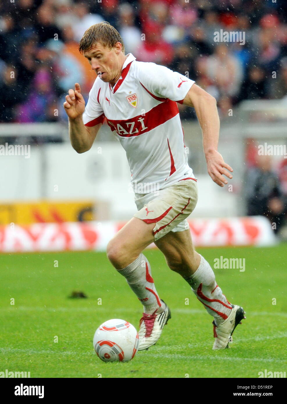 Der Stuttgarter Pavel Pogrebnyak steuert den Ball während der deutschen Bundesliga Spiel VfB Stuttgart gegen Bayer 04 Leverkusen im Mercedes-Benz-Arena-Stadion in Stuttgart, Deutschland, 25. September 2010. Leverkusen verprügelt Stuttgart mit 4: 1. Foto: Bernd Weissbrod Stockfoto