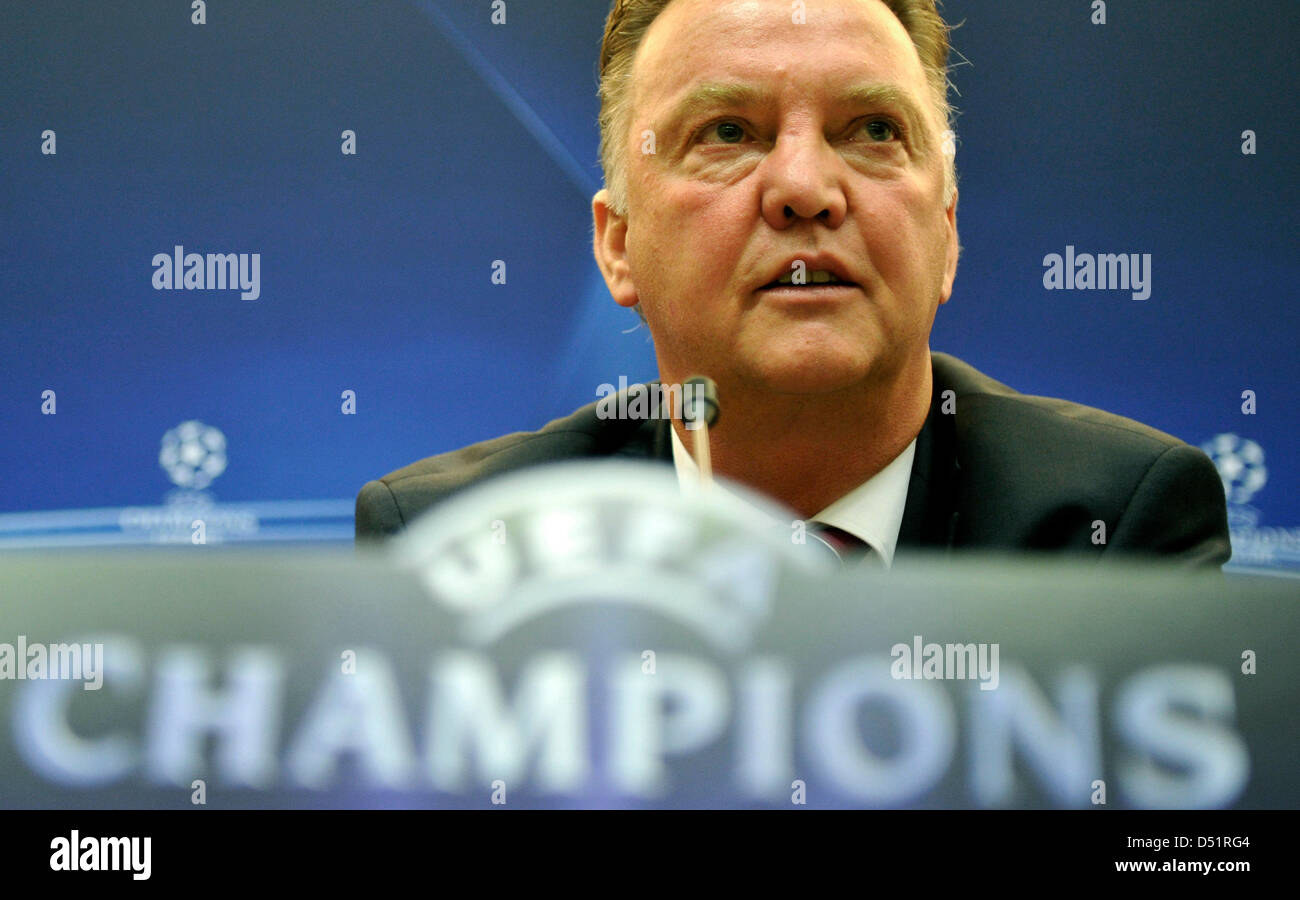 Bayern Trainer Louis van Gaal spricht während einer Pressekonferenz in Basel, Schweiz, 27. September 2010. FC Bayern München wird der FC Basel in der UEFA Champions League-Gruppenspiel E am 28. September stellen. Foto MARC MUELLER Stockfoto