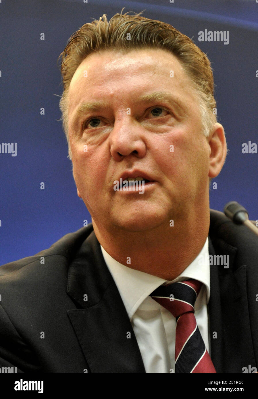 Bayern Trainer Louis van Gaal spricht während einer Pressekonferenz in Basel, Schweiz, 27. September 2010. FC Bayern München wird der FC Basel in der UEFA Champions League-Gruppenspiel E am 28. September stellen. Foto MARC MUELLER Stockfoto