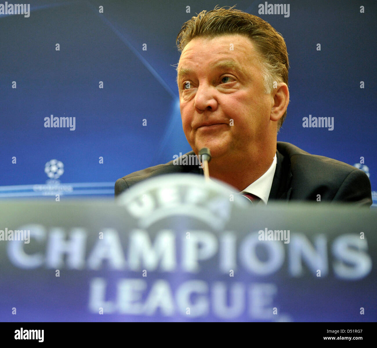 Bayern Trainer Louis van Gaal spricht während einer Pressekonferenz in Basel, Schweiz, 27. September 2010. FC Bayern München wird der FC Basel in der UEFA Champions League-Gruppenspiel E am 28. September stellen. Foto MARC MUELLER Stockfoto