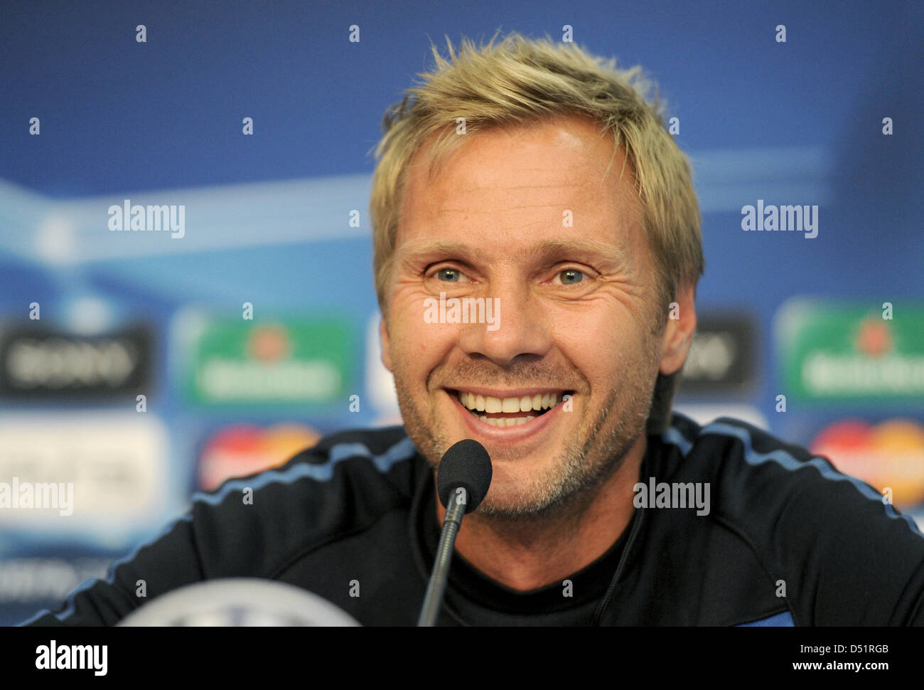 Basels Trainer Thorsten Fink spricht während einer Pressekonferenz in Basel, Schweiz, 27. September 2010. FC Bayern München wird der FC Basel in der UEFA Champions League-Gruppenspiel E am 28. September stellen. Foto MARC MUELLER Stockfoto