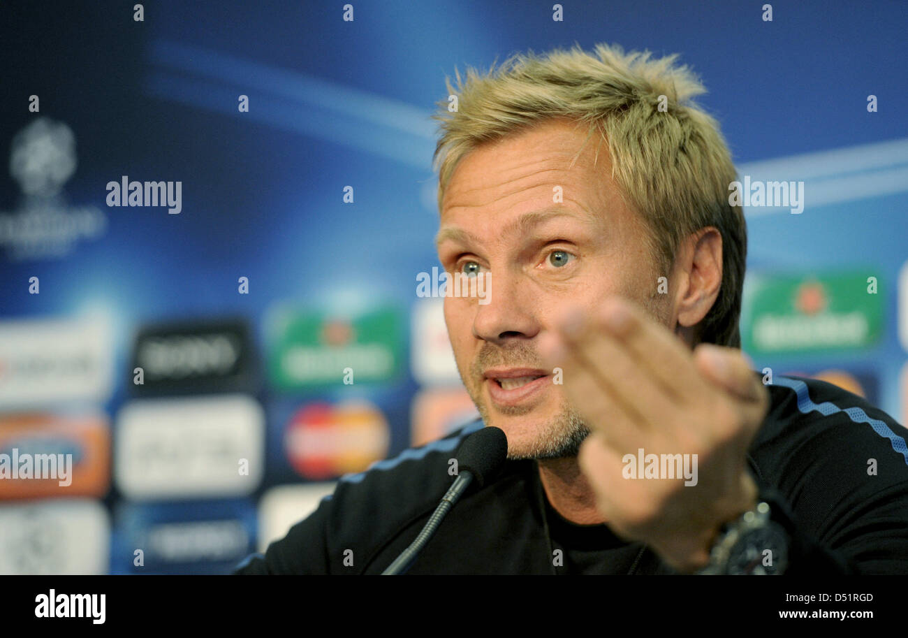 Basels Trainer Thorsten Fink spricht während einer Pressekonferenz in Basel, Schweiz, 27. September 2010. FC Bayern München wird der FC Basel in der UEFA Champions League-Gruppenspiel E am 28. September stellen. Foto MARC MUELLER Stockfoto